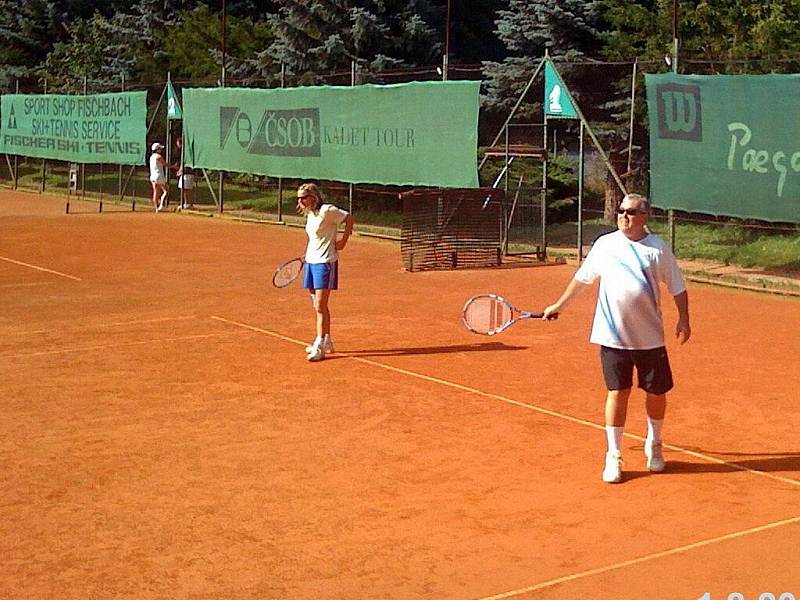 Tenisový turnaj Zeromix se uskutečnil na kurtech Slavoje Tachov u koupaliště.