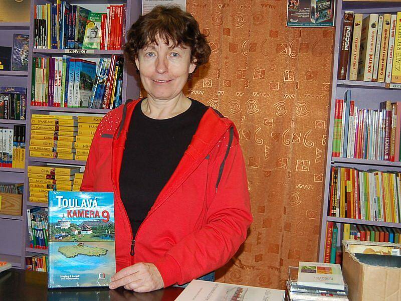 Stanislava Kollerová, provozovatelka stříbrského knihkupectví, ukazuje jednu z nejprodávaněj­ších knih.