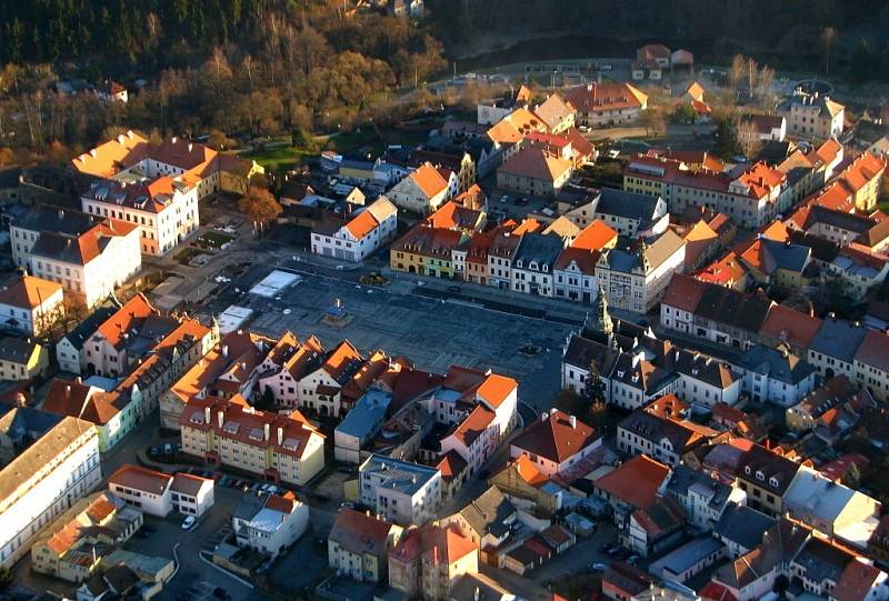 Paragliding je letecký sport. Provozují ho i na letišti v Erpužicích nedaleko Stříbra.