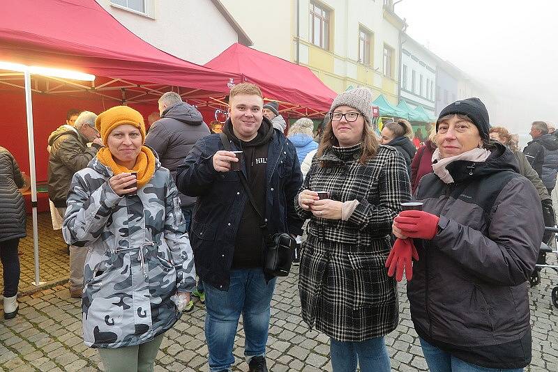 V Černošíně slavnostně rozsvítili strom.