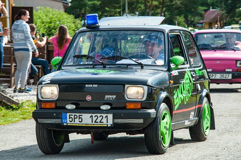 V rekreačním středisku Sycherák se sešli majitelé vozů Fiat 126 a uspořádali svým přátelům svatbu. Následovala spanilá jízda a soutěže zdatnosti v řízení.