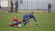 OKRESNÍ PŘEBOR II. TŘÍDY: Kostelec (v modrém) - Kšice (v červeném) 2:4 (0:2).