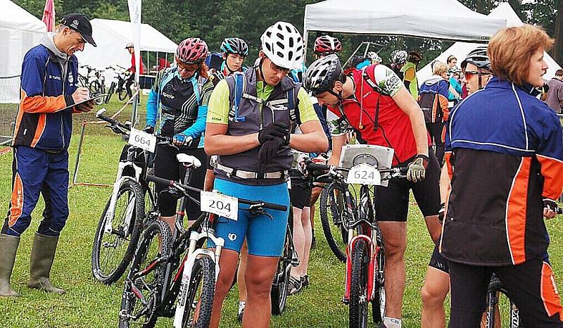 V Nové Vsi u Přimdy startoval Superior Bike Adventure, bodovací cyklistický závod dvojic.