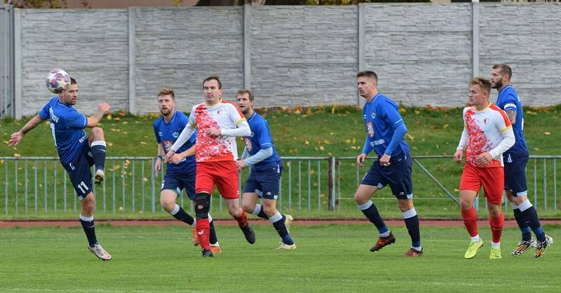 Fotbalisté FK Tachov (na snímku fotbalisté v modrých dresech).