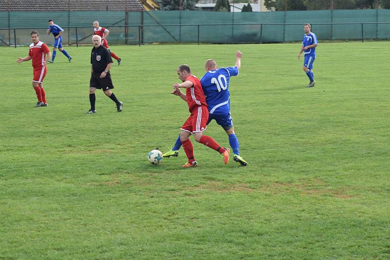 Sokol Lom (v červeném) - FK Tachov (v modrém) 2:0.