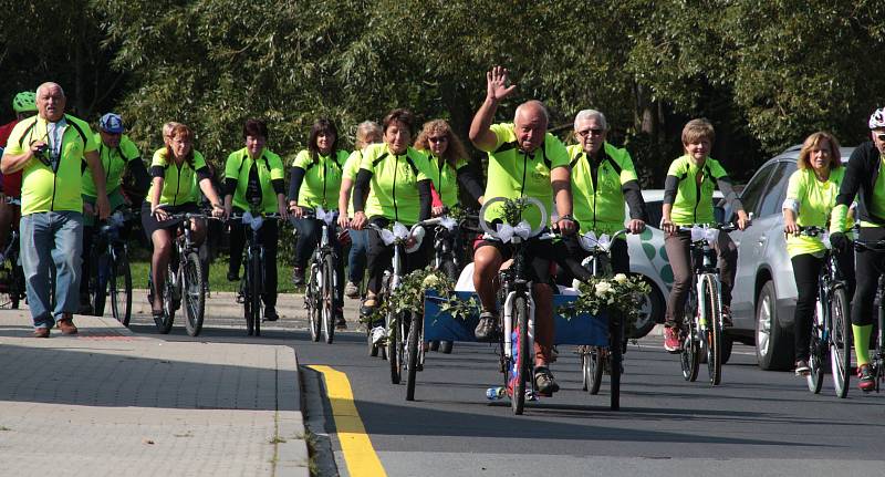 Při cyklistické svatbě si ženich odvezl nevěstu na kárce za kolem