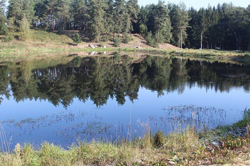 U Čertova mlýna nedaleko Stráže vybudoval Robert Vašíček čtyři rybníky. Černobílý snímek z knihy Cestami krajánků (se svolením autora knihy Zdeňka Procházky) ukazuje podobu mlýna v 50. letech 20. století.