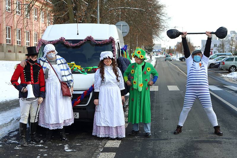 Netradiční masopustní průvod v Tachově. Konvoj ozdobených aut třikrát projel městem. Za hlasitého troubení navštívil všechna místní sídliště, centrum města, ale i oba tachovské domovy pro seniory.