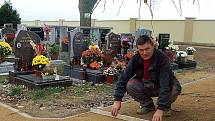 PRÁCE FINIŠUJÍ. Josef Józa ze stavební firmy právě upravuje povrch sypané cestičky na hřbitově v Kostelci. Obec jej chce slavnostně otevřít počátkem listopadu.
