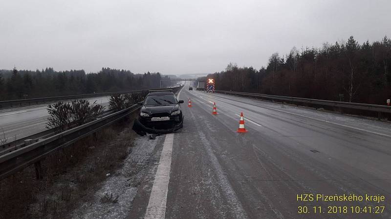 U Nové Hospady na Tachovsku na D5 nabouralo vozidlo do svodidel.