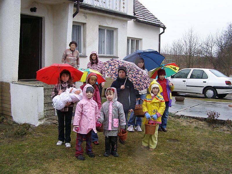 Devět dívek lákalo jaro do vsi