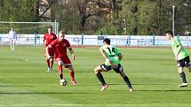 V utkání třetí fotbalové ligy mezi FK Tachov (v červeném) a Slavojem Vyšehrad byli lepší domácí, kteří zvítězili 4:2.