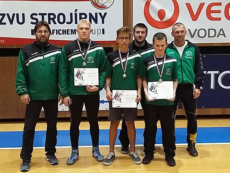 Zápasníci ze Stříbra v Hradci Králové: zleva trenér Tomáš Adam,  Bohuslav Pírka, Jakub Nikitinský, trenér Lukáš Adam, Marek Matúš a trenér Jiří Kožíšek.