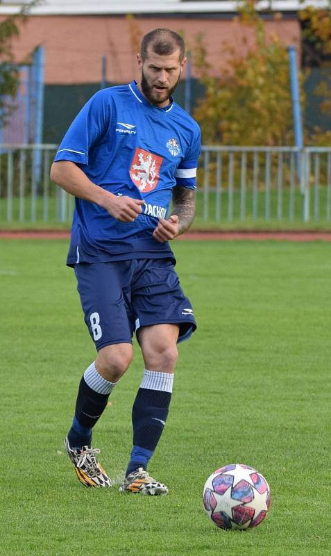 Fotbalisté FK Tachov (na snímku fotbalisté v modrých dresech).