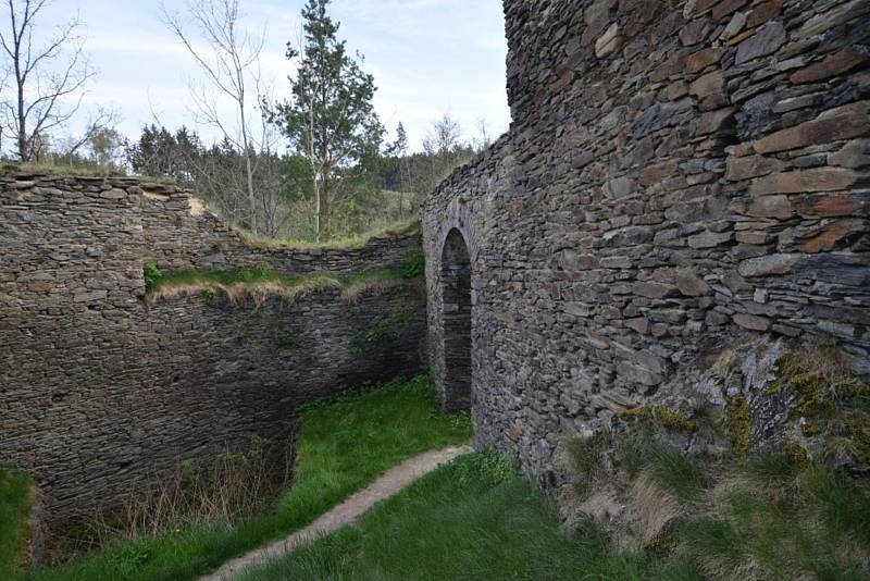 Romantická zřícenina hradu Gutštejn láká turisty k návštěvám.