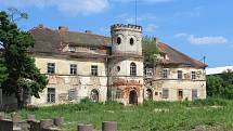 Zámek Slavice. Blýská se na lepší časy. Majitelé už opravili sýpku, revitalizují park. A snaží se získat dotaci...