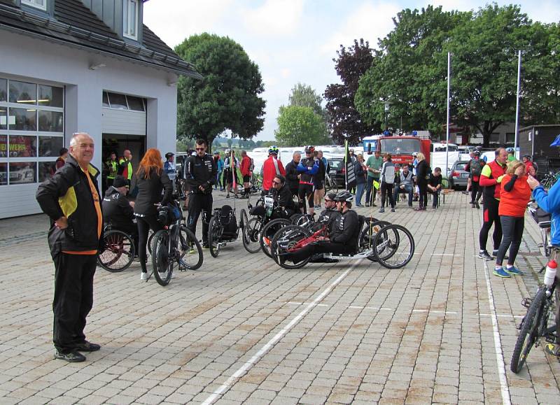 Cyklistického podniku se účastnili i kolaři z Tachovska.