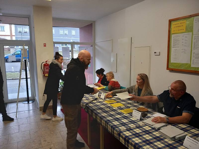 Volba hlavy státu přivádí obyvatele Tachovska od začátku otevření volebních místnostní.