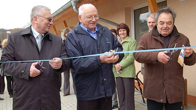 RYCHTU UVEDLI OFICIÁLNĚ do provozu starosta Tachova Ladislav Macák, olympijský vítěz ve střelbě Jan Kůrka a zástupce Ski Clubu Silberhütte Rudi Pannrucker. Stavba byla jako společný přeshraniční česko německý prijekt spolufinancována z prostředků EU.