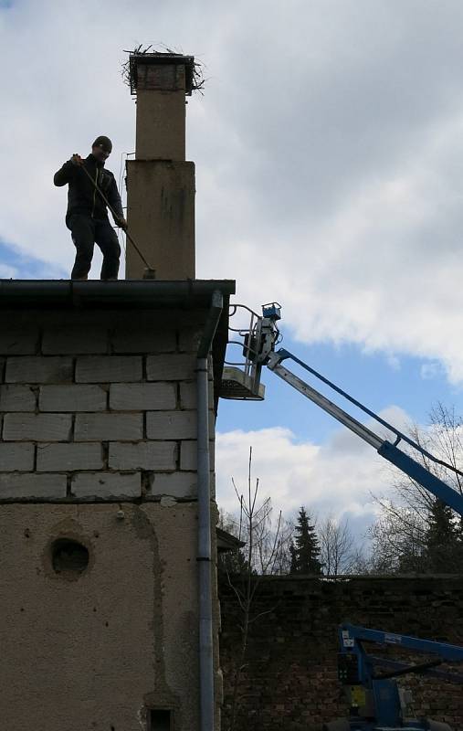 Instalace nové hnízdní podložky na komíně v Chodové Plané. 