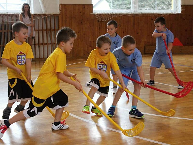 Tradiční florbalový turnaj se odehrál v tělocvičně v Základní škole Kostelní v Tachově