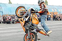 Více než tisíc návštěvníků se v sobotu zúčastnilo tradiční přehlídky tuningových vozidel, silných motocyklů a kaskadérských kousků.