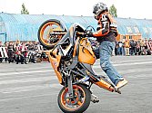 Více než tisíc návštěvníků se v sobotu zúčastnilo tradiční přehlídky tuningových vozidel, silných motocyklů a kaskadérských kousků.