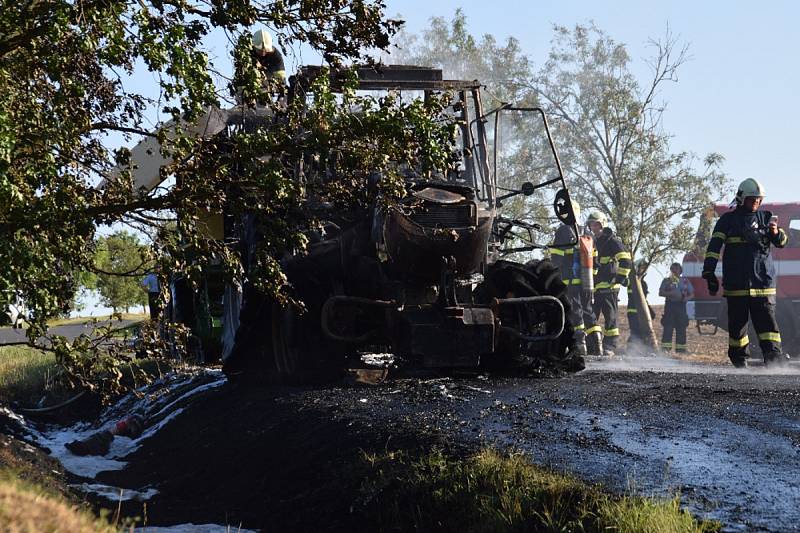 U Kladrub shořel traktor s lisem na balíky