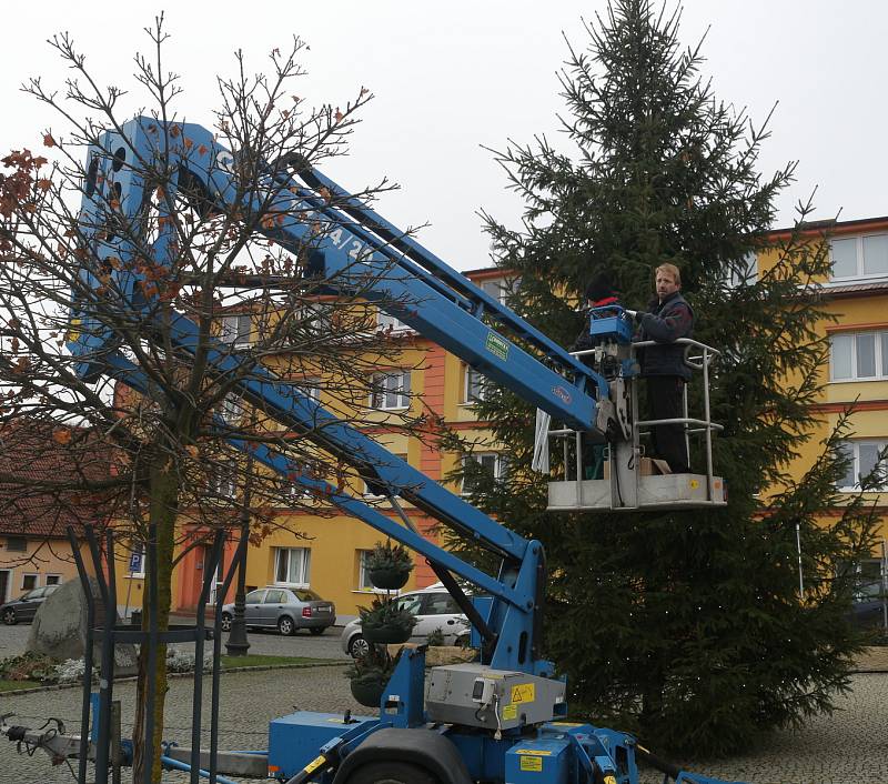 Vánoční strom se poprvé rozzáří na náměstíčku.