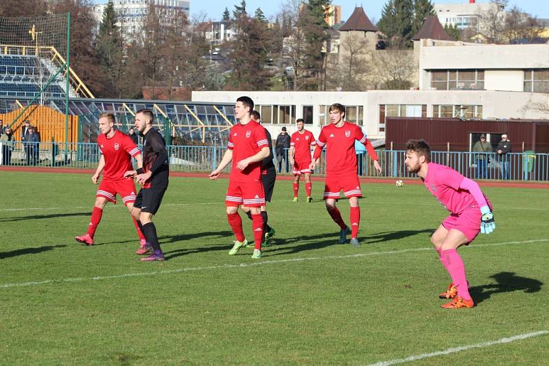 Fotbalisté FK Tachov (v červených dresech) zvítězili potřetí v řadě, tentokrát to odnesla středočeská Dobrovice.
