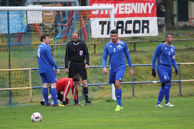 Tatran Chodov (ve žlutém) - TJ Chodský Újezd (v modrém) 2:2 (2:0), PK 3:4.