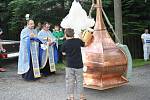 Řemeslníci usazují pomocí jeřábu na věž kostelíka v Brance novou stříšku. Ta má na výšku přes dva metry. Na ni pak ještě dodají nový kříž