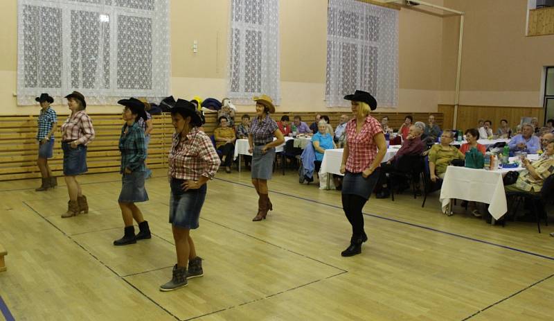 Seniorům přijely zatančit do Chodové Plané country tanečnice z Boru.