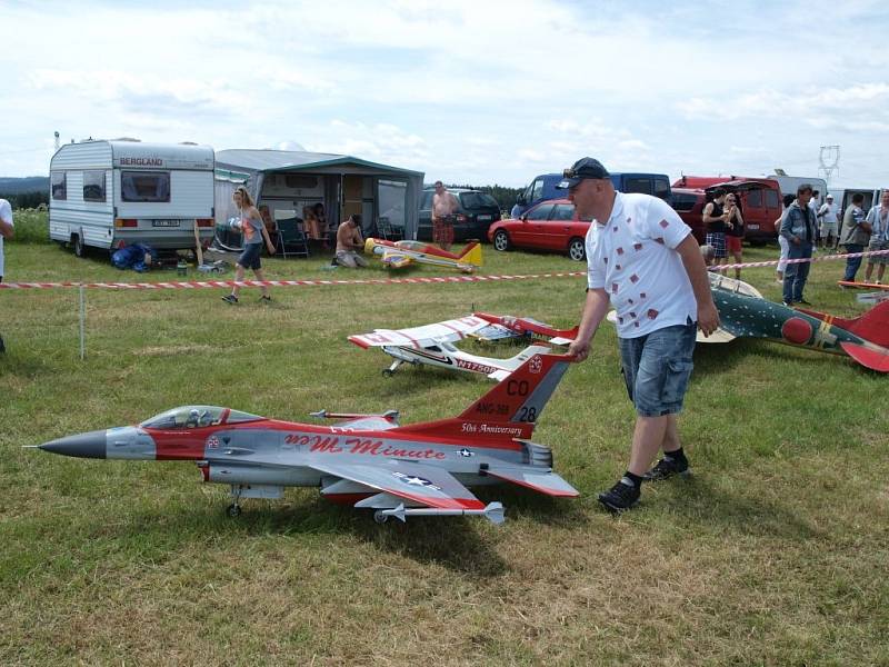 Letiště u Nového Dvoru hostilo modelářskou air show.