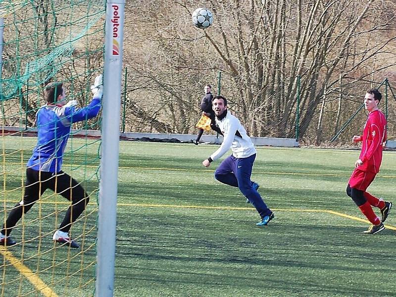 Přípravný zápas FK Tachov – Hvězda Cheb se hrál za slunečného počasí na umělé trávě v Tachově. 