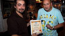 CERTIFIKÁT PŘEDÁN. Provozovatel Kurty Pub Tachov Jan Čaj (vlevo) převzal z rukou šéfredaktora Tachovského deníku Jiřího Kohouta certifikát o zisku titulu v anketě čtenářů Hospůdka roku 2010.