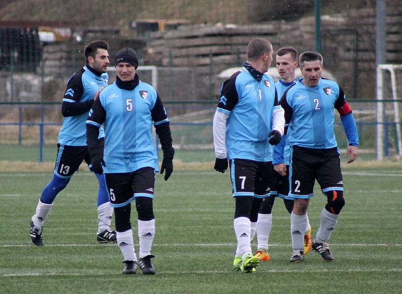 3. kolo Poháru PKFS: TJ Keramika Chlumčany (na snímku fotbalisté v modrých dresech) - FK Tachov 2:3 (2:3).