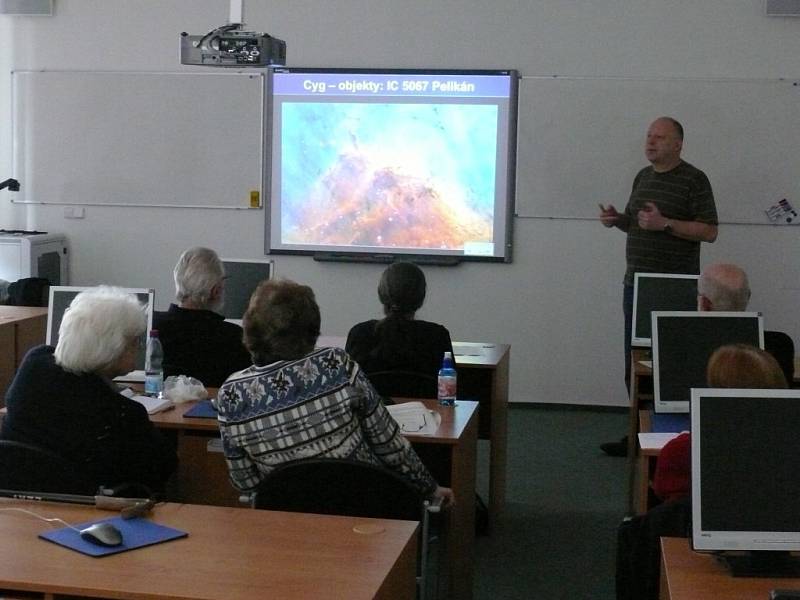 STUDENTI Univerzity třetího věku v Tachově při přednášce z oboru Astronomie.