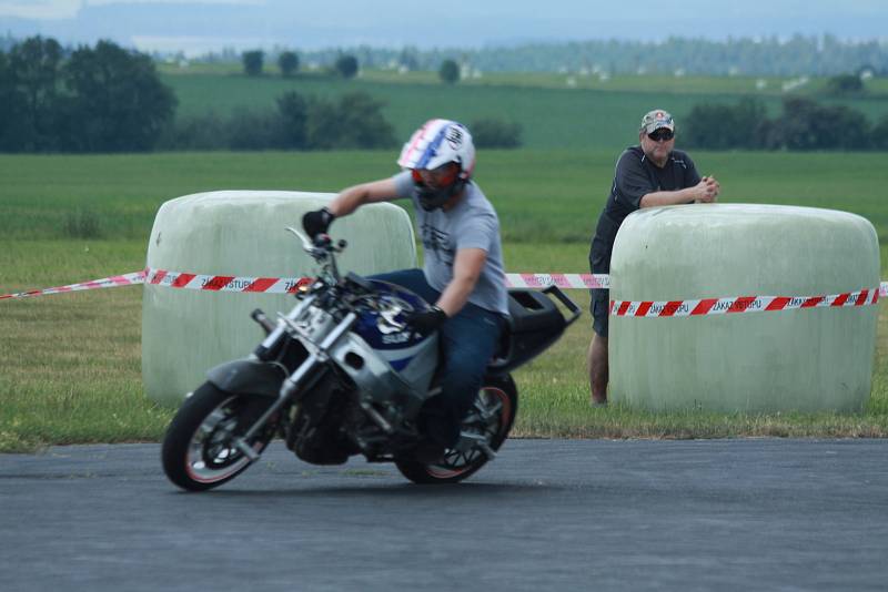 Z Auto moto párty na letišti Kříženec.