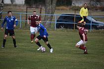 Fotbalisté Chodského Újezda (v modrém) prohráli na úvod jarní části I. B třídy v Postřekově 0:3.