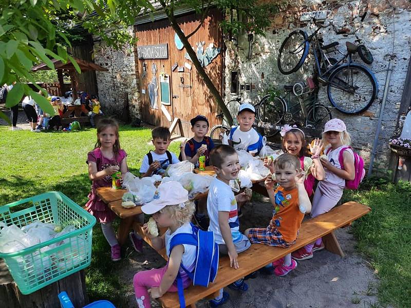 Děti se těšily do Pohádkového statku, krmily zvířata a hrály si