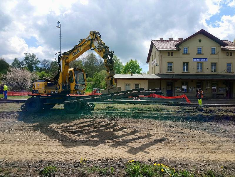 Z rekonstrukce železniční stanice v Bezdružicích.