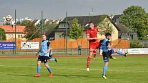 FK Tachov (červené dresy) doma zvítězil nad Českým lvem Union Beroun (modré dresy) 5:0.