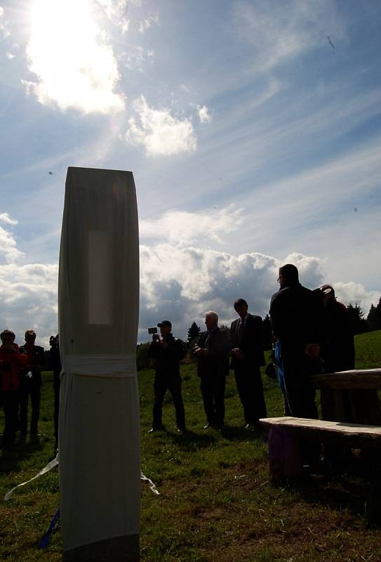 U Pavlova Studence odhalily spolky žulový symbol přímo na hranici s Německem.