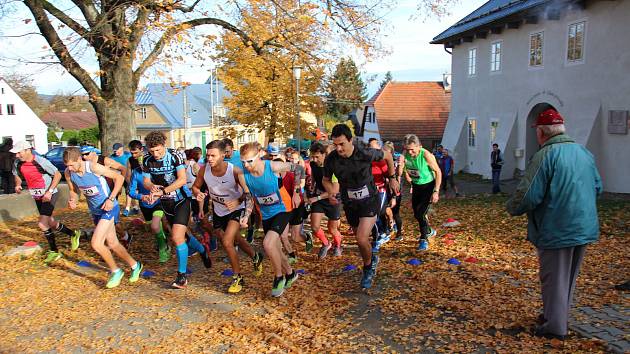 Start Běhu přátelství v Klenčí pod Čerchovem. Do předposledního závodu letošního seriálu Běžec Chodska se vydalo 45 českých a 13 německých závodníků a závodnic.