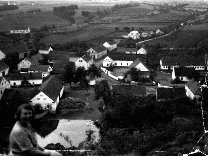 Pohled na Dolany ze skály od Luhova, polovina třicátých let dvacátého století. 