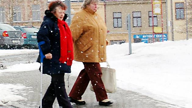 Udržované chodníky jsou aktuální zejména v zimním období. V okresním městě je řada míst, kde pohyb po náledí způsobuje obyvatelům nemalé problémy.