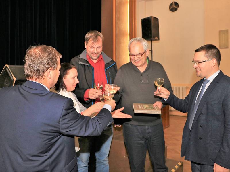 V Bezdružicích se uskutečnil křest knihy Bezdružicko na starých pohlednicích II.