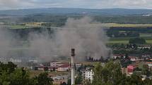 V Plané na Tachovsku hoří sklad plynových lahví, podle svědků jich explodovalo přes sto.