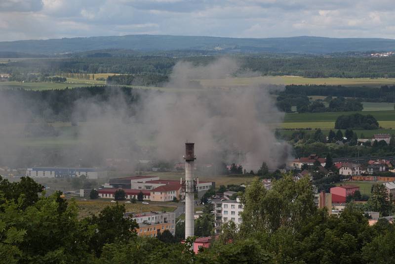 V Plané na Tachovsku hoří sklad plynových lahví, podle svědků jich explodovalo přes sto.